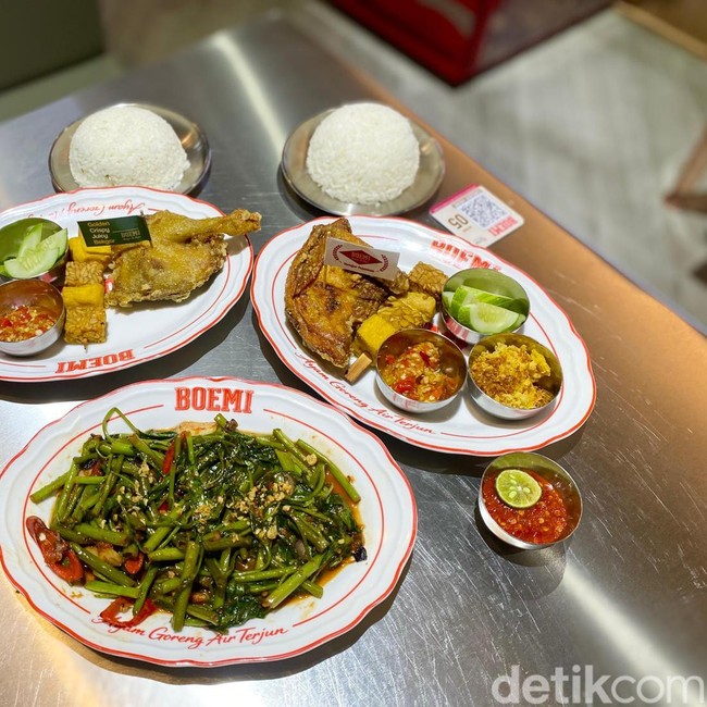Pertama di Indonesia! Ayam Goreng Terjun 17 Rempah Ada di Blok M