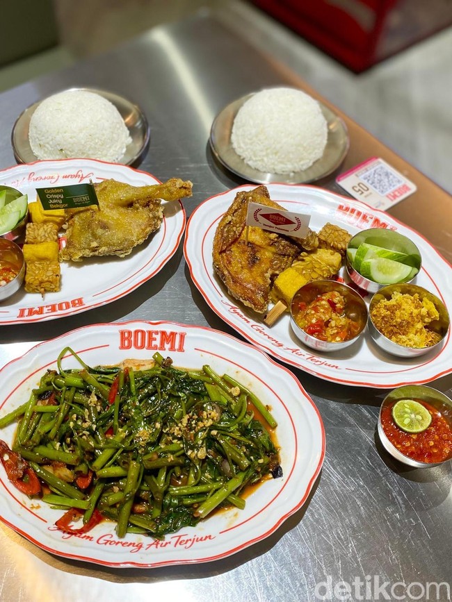 Pertama di Indonesia! Ayam Goreng Terjun 17 Rempah Ada di Blok M