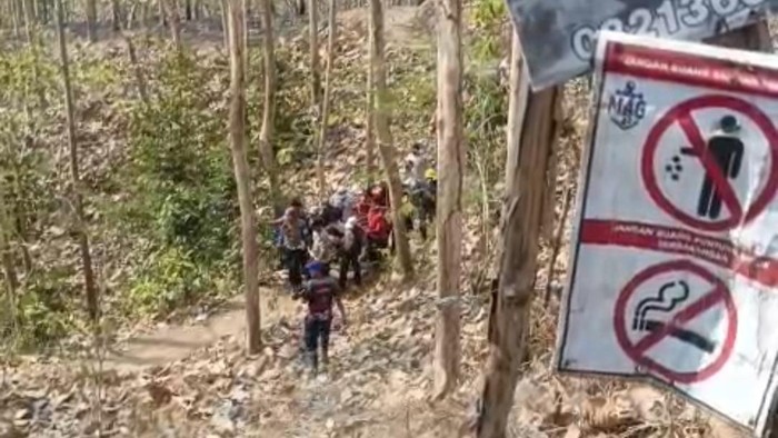 Petugas mengevakuasi jasad korban kebakaran di kawasan hutan jati milik Perhutani Desa Kalisalak, Kecamatan Kebasen, Kabupaten Banyumas, Rabu (14/10/2026).