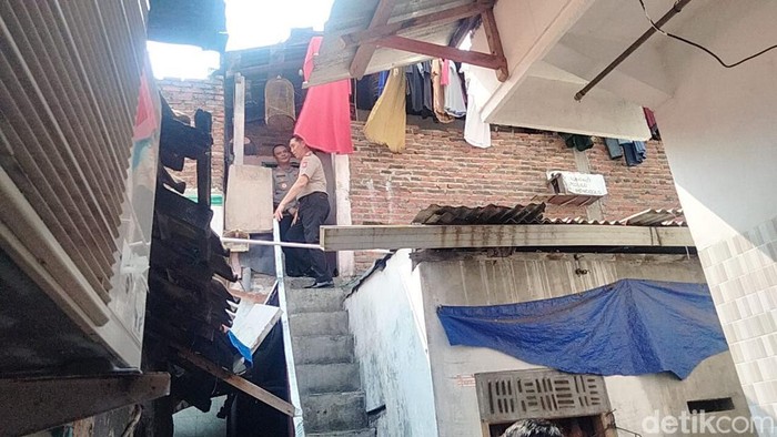 Polda Jatim Grebek Kampung Narkoba Kunti Surabaya Polda Jatim Grebek Kampung Narkoba Kunti Surabaya