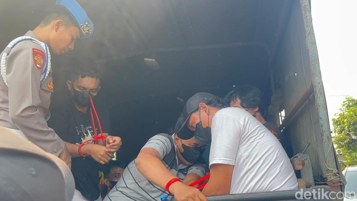 Polda Jatim Grebek Kampung Narkoba Kunti Surabaya Polda Jatim Grebek Kampung Narkoba Kunti Surabaya