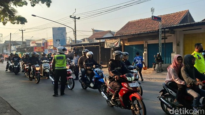 Polisi melakukan rekayasa lalin di kawasan Baleendah, Kabupaten Bandung