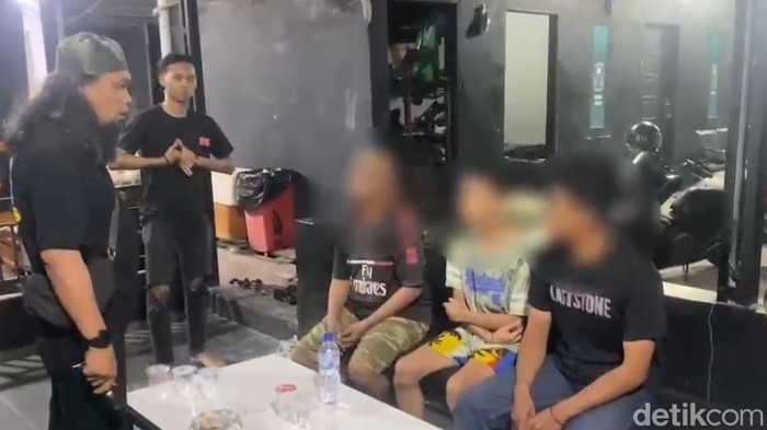 Polisi menangkap ayah dan dua anak yang mengeroyok tetangganya di Makassar.