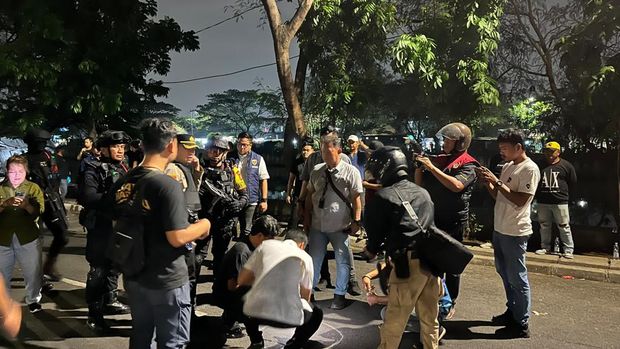 Polisi mengecek TKP penembakan dan pembacokan dekat Kampung Ambon, Jakbar Polisi mengecek TKP penembakan dan pembacokan dekat Kampung Ambon, Jakbar, Rabu (14/10/2026).