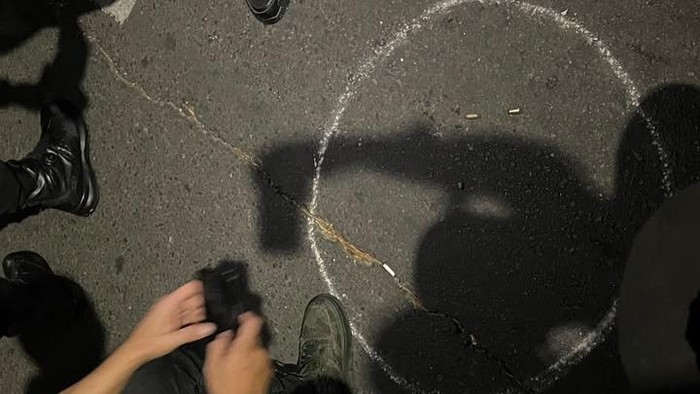 Polisi mengecek TKP penembakan dan pembacokan dekat Kampung Ambon, Jakbar, Rabu (14/10/2026).