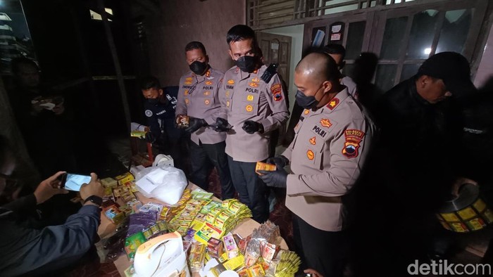 Polisi menggerebek rumah produksi pembuatan jamu ilegal di Desa Kedawung, Kecamatan Kroya, Kabupaten Cilacap, Rabu (14/10/2026).