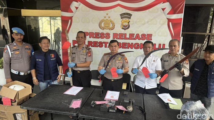 Polisi menunjukkan sajam yang dibawa remaja diduga gangster.