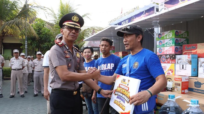 Kapolres Malang AKBP Rulian Syauri memberikan bantuan ke Aremania