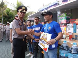 Polres Malang Bagikan Lapak UMKM ke Aremania
