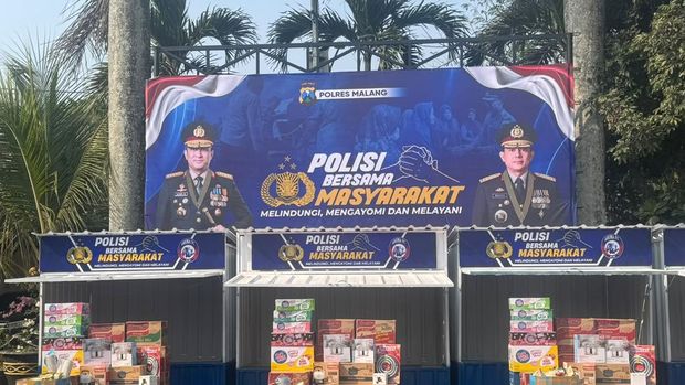 Polres Malang Polda Jawa Timur menyerahkan bantuan rombong Usaha Mikro, Kecil, dan Menengah (UMKM) kepada Aremania.