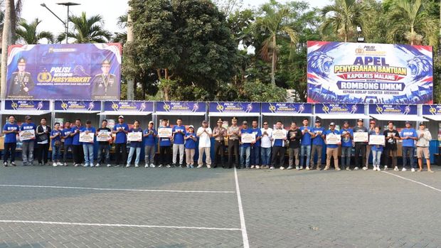 Polres Malang Polda Jawa Timur menyerahkan bantuan rombong Usaha Mikro, Kecil, dan Menengah (UMKM) kepada Aremania.