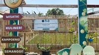 Suasana di area Kampung Semanggi, Surabaya, yang kini dilengkapi dengan fasilitas Living Lab Urban Aquaponic System untuk budidaya tanaman semanggi.