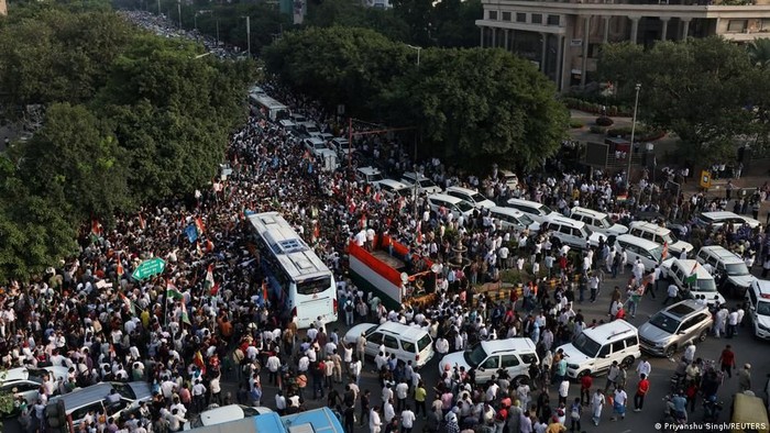 Ribuan demonstran India bergerak menuju Mahkamah Agung di New Delhi, Senin (12/10) (Priyanshu Singh/REUTERS)