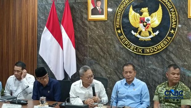 Rapat Koordinasi Terbatas Koperasi Desa/Kelurahan Merah Putih di Kantor Kemenko Pangan, Jakarta, Rabu (14/10/2026). (CNBC Indonesia/ Martyasari Rizky) Rapat Koordinasi Terbatas Koperasi Desa/Kelurahan Merah Putih di Kantor Kemenko Pangan, Jakarta, Rabu (14/10/2026). (CNBC Indonesia/ Martyasari Rizky)