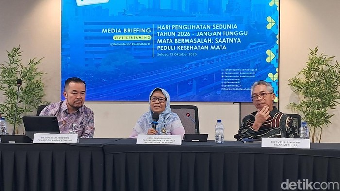 Retno, penyintas katarak (tengah)