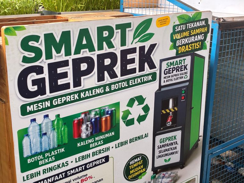 RT 11 Smart Geprek untuk memipihkan sampah botol sehingga lebih mudah didaur ulang.