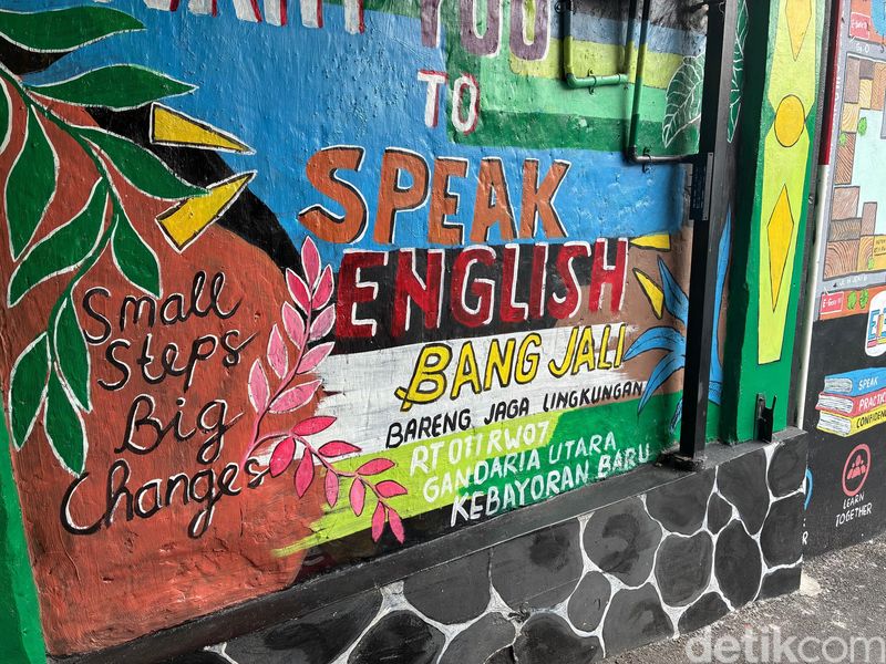 Setiap tembok di jalan RT 11 dihiasi mural dengan Bahasa Inggris untuk edukasi.