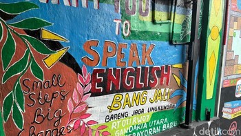 Setiap tembok di jalan RT 11 dihiasi mural dengan Bahasa Inggris untuk edukasi. Foto: Aisyah Kamaliah/detikINET