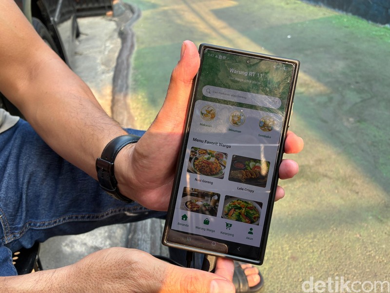 Dari aspek ekonomi, Ketua RT Imam Basori mengatakan RT mereka sedang mengembangkan aplikasi RT 11 Mart dengan sistem-sistem mirip layanan pesan antar makanan di aplikasi ojek online.