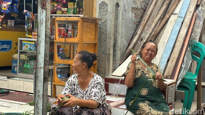 RT 11 telah bekerja sama dengan tim yang ada di Kampung Inggris, Pare. Bahkan, empat pengajar diterbangkan langsung dari sana untuk mengajar Bahasa Inggris kepada warga RT 11 dari segala usia. Warga belajar tidak dipungut biaya, alias gratis.