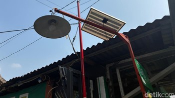 Ibas sebenarnya menyimpan harapan agar pemerintah memberikan bantuan untuk solar panel. Mengingat kondisi harga bahan bakar yang semakin naik, begitu pula tarif listrik, panel surya akan sangat membantu RT 11 menghemat anggaran yang mereka punya. Foto: Aisyah Kamaliah/detikINET