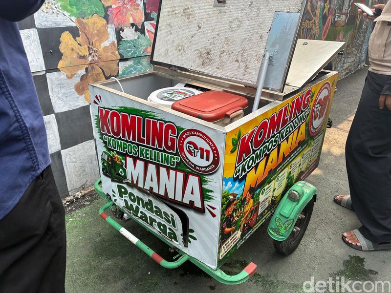 RT 11 Komling berisi mesin komposter dan wadah untuk menyimpan hasil kompos.