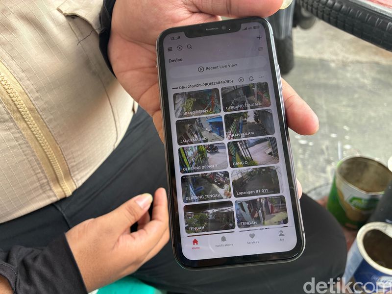 Semua warga dapat mengakses tampilan CCTV dari HP mereka masing-masing.
