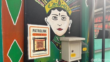 Semua warga kebagian jadwal untuk ngeronda. Mereka semua harus check-in di tiap portal yang ada kemudian memindai QR code yang ada untuk mengunggah laporan kondisi terkini. Bahkan, ada foto yang dapat di-upload agar laporan makin terjamin. Foto: Aisyah Kamaliah/detikINET
