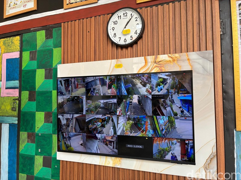 RT 11 punya layar besar di basecamp mereka untuk menampilkan 16 titik yang terpantau CCTV.
