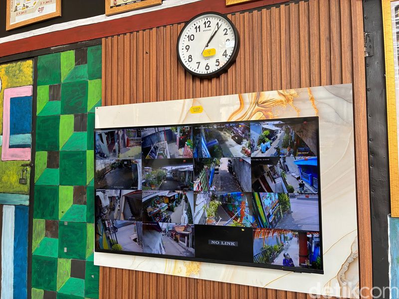 RT 11 punya layar besar di basecamp mereka untuk menampilkan 16 titik yang terpantau CCTV.