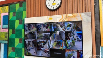RT 11 punya layar besar di basecamp mereka untuk menampilkan 16 titik yang terpantau CCTV. Foto: Aisyah Kamaliah/detikINET