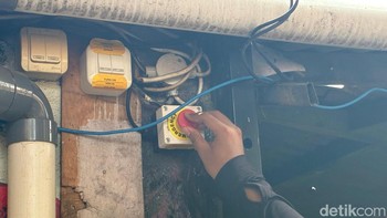 Kalau ada kejadian emergency atau darurat, RT 11 punya yang namanya Panic Button. Tombol panik ini ada di lapangan tempat berkumpul dan dapat diputar sehingga mengeluarkan suara sirine. Foto: Aisyah Kamaliah/detikINET