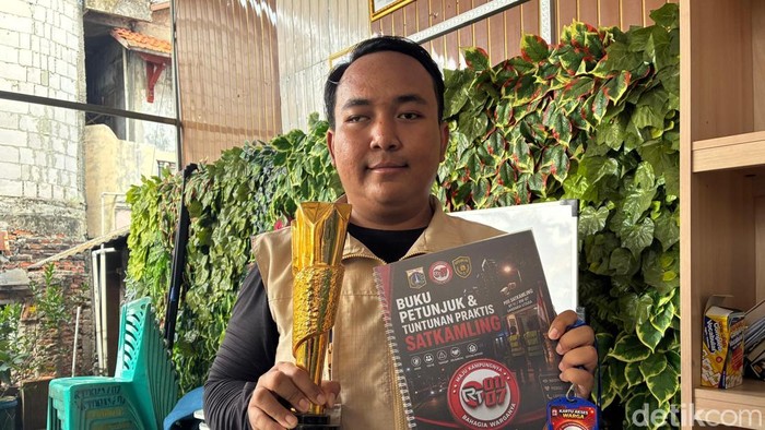 RT 11 menjadi Juara 1 Nasional Lomba Siskamling Polri. Penerapan teknologi untuk keamanan lingkungan RT patut diacungi jempol.