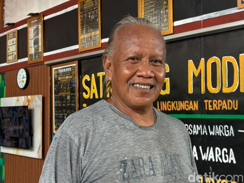 Pakde Adi Bagor (60) pembuat mural di RT 11.