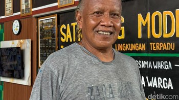 Pakde Adi Bagor (60) pembuat mural di RT 11. Foto: Aisyah Kamaliah/detikINET