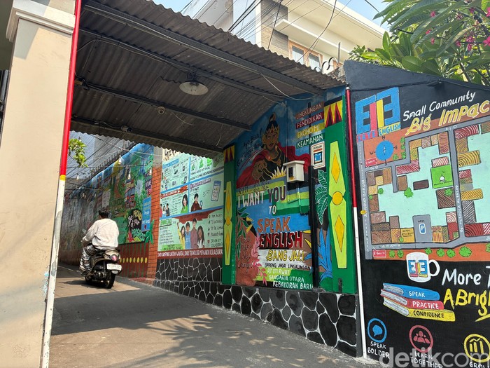 Gerbang utama RT 11 yang dikenal dengan E-Gate 11 dan sistem keamanan ketat untuk warganya.