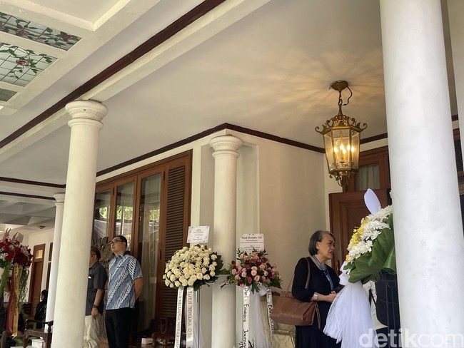 Kepergian Sang Maestro Kosmetik Lokal, Rumah Duka Martha Tilaar Dipadati Pelayat (3)