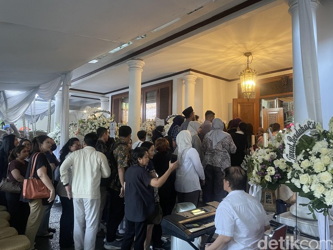 Kepergian Sang Maestro Kosmetik Lokal, Rumah Duka Martha Tilaar Dipadati Pelayat (4)