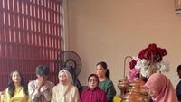 Bagian terasnya cukup lapang, bahkan di area ini masih muat untuk lalu lalang orang lebih dari 5 orang meskipun ada meja-meja di pinggirannya. Ceilingnya pun tampak tinggi. Foto: Tangkapan layar Instagram @fajjarsadboy