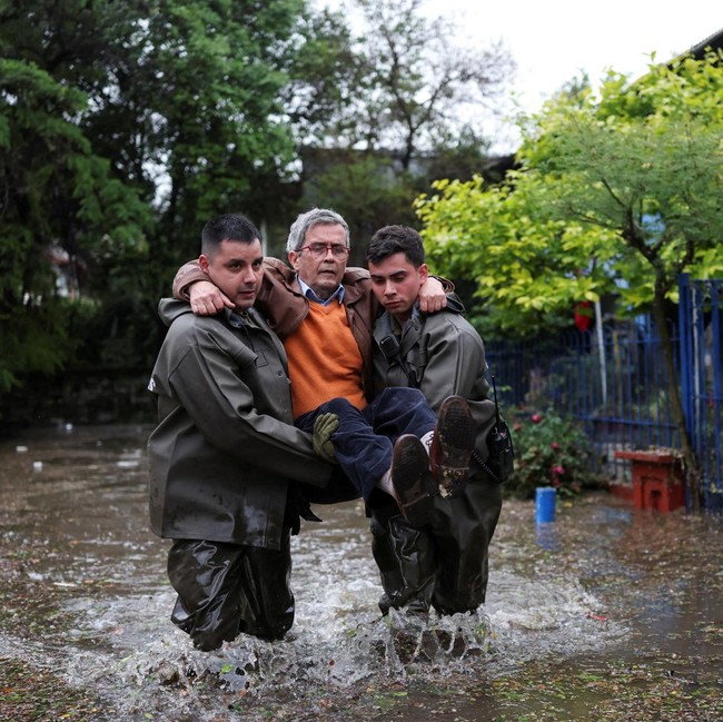 Santiago Dilanda Badai Dahsyat, Hujan Es Picu Banjir
