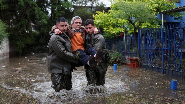 Santiago Dilanda Badai Dahsyat, Hujan Es Picu Banjir