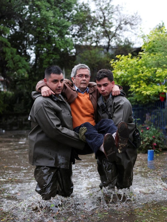 Santiago Dilanda Badai Dahsyat, Hujan Es Picu Banjir