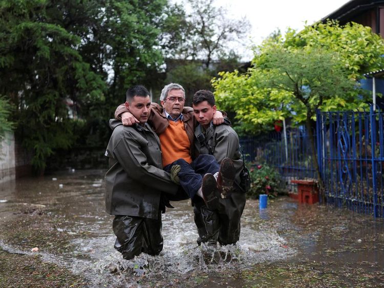 Santiago Dilanda Badai Dahsyat, Hujan Es Picu Banjir