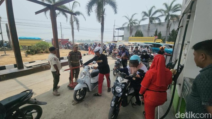 Satpol PP di Polewali Mandar awasi pembelian BBM subsidi. Pengendara yang bolak-balik antre diusir untuk mengurangi antrean panjang di SPBU.