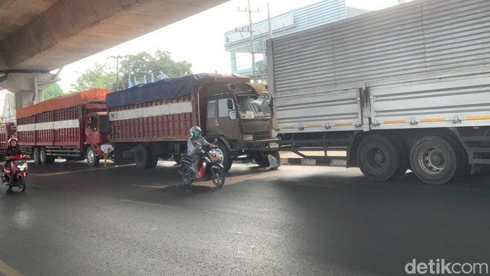 Sejumlah truk antre untuk isi solar di SPBU Jalan AP Pettarani Makassar.