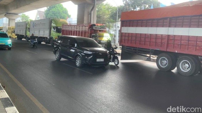Sejumlah truk parkir di Jalan AP Pettarani Makassar untuk antre isi solar.