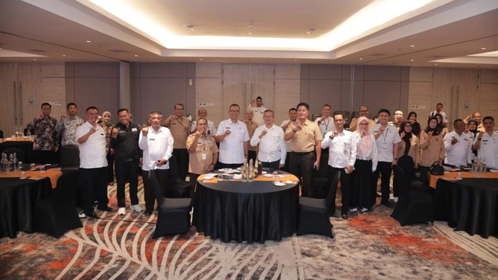 Sekretaris Daerah Kabupaten Bogor Ajat Rochmat Jatnika saat menghadiri diskusi percepatan implementasi peraturan pemerintah daerah di Cibinong, Rabu (14/10/2026).