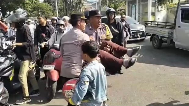 Seorang pengendara pingsan saat mengantre BBM di SPBU Jalan Ida Bagus Mantra, Gianyar, Rabu (14/10/2026). (Dok Polsek Blahbatuh). Seorang pengendara pingsan saat mengantre BBM di SPBU Jalan Ida Bagus Mantra, Gianyar, Rabu (14/10/2026). (Dok Polsek Blahbatuh).