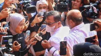 Tak Ditahan Usai Diperiksa, Sestama BNPB Rustian Tinggalkan KPK
