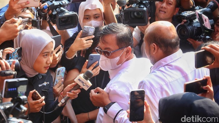 Sekretaris Utama (Sestama) Badan Nasional Penanggulangan Bencana (BNPB) Rustian meninggalkan gedung KPK selesai diperiksa lembaga anti rusuah tersebut, Jakarta, Rabu (14/10/2026). Rustian terjaring Operasi Tangkap Tangan (OTT) sempat diperiksa intens